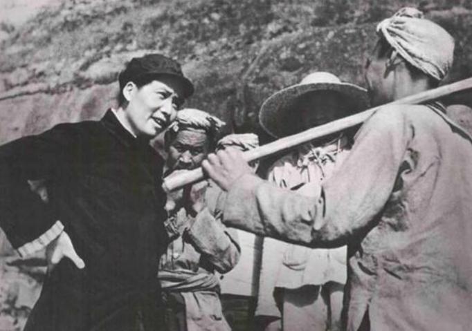 毛主席和群众一起抽旱烟，压力大时一天50根，革命胜利后戒掉没？