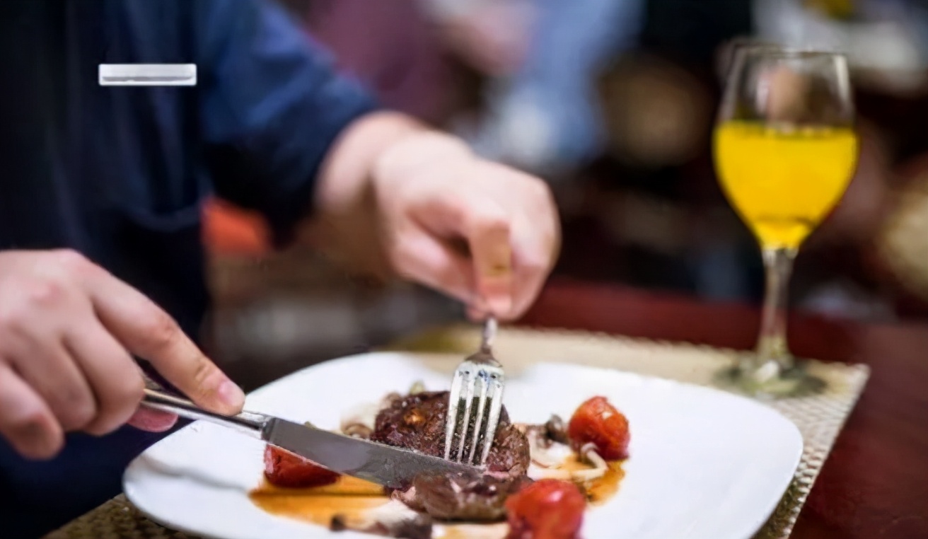 去吃牛排提前上的柠檬水是干嘛的 (吃牛排旁边的柠檬水是让喝的吗)