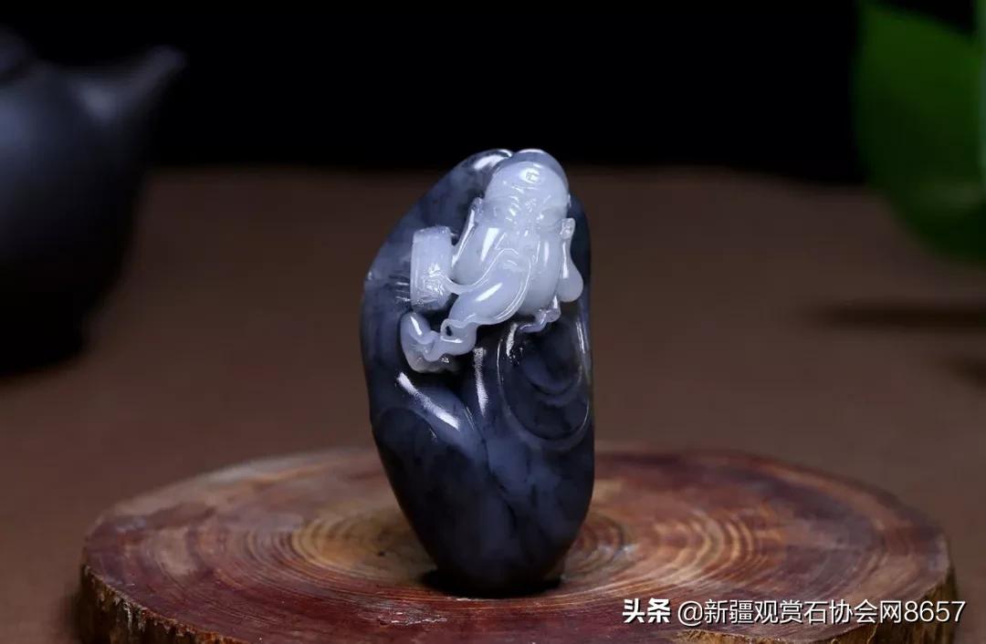 青花墨玉的意境美,青花玉有荧光点