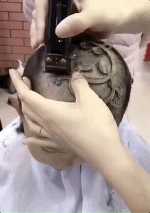 女性自己在家剪头发视频,中年妇女自己在家剪头发