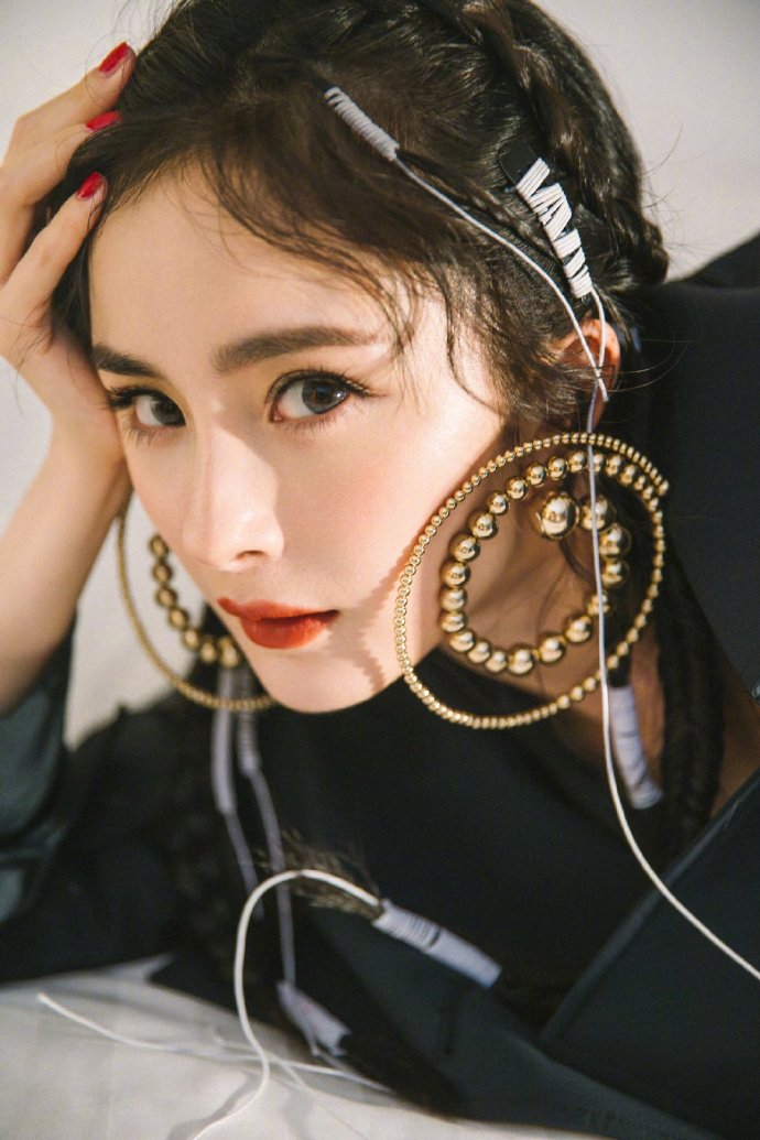 杨幂白蕾丝裙造型,杨幂蕾丝薄纱连衣裙穿搭