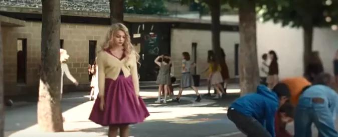 拍小孩视频事件,一个小孩被镜头拍到原视频