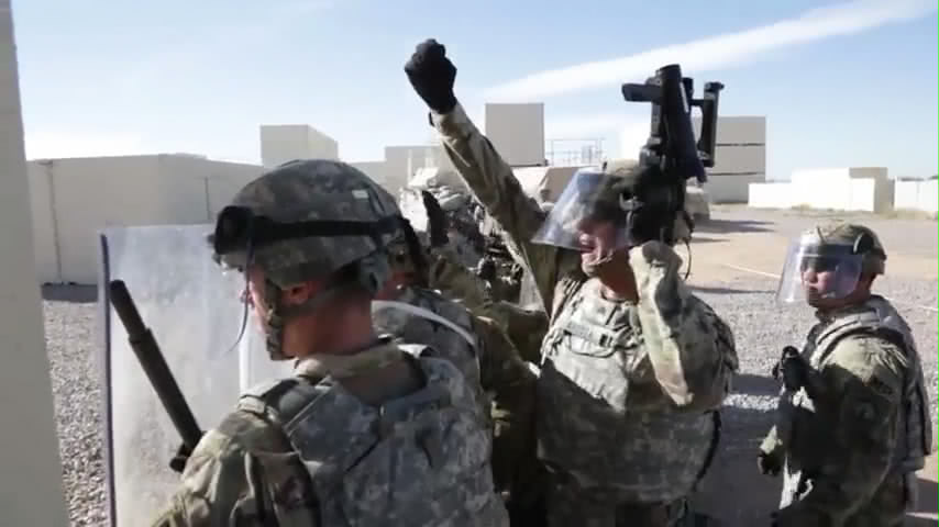 移民千万不要冲动!美国士兵手持*器武**和防暴装备,敢冲我就会动手