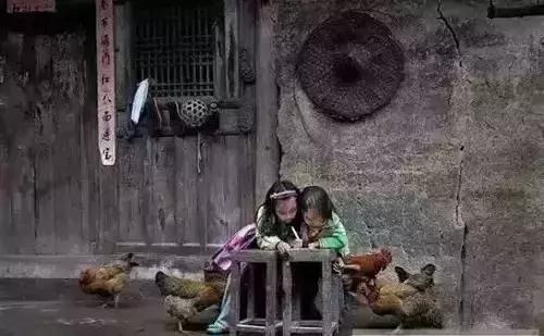 人越老越喜欢回忆过去,人一旦老了就特别爱回忆