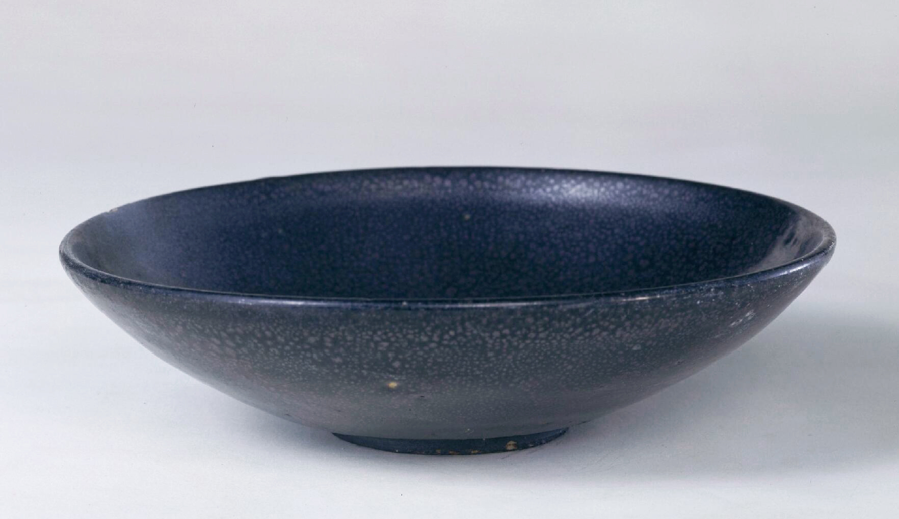 宋金时期半釉黑陶瓷,釉如凝脂的青花瓷器图片