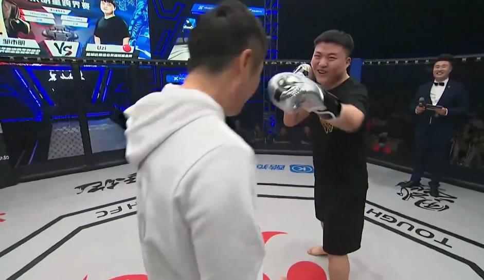 曹云金vs向佐最新消息,曹云金对决向佐直播现场