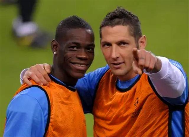 现代足球强调整体性,现代足球对个人的要求