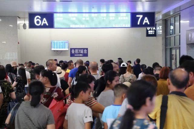 桂林西站高铁可以刷身份证进站吗,再见绿皮车中国高铁