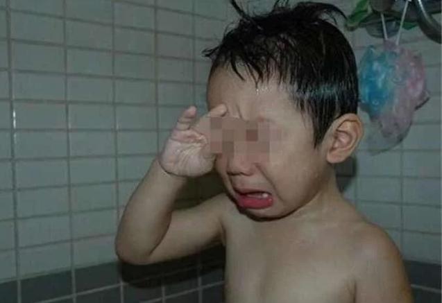 3岁宝宝一洗澡就大哭，医生检查身体没问题，罪魁祸首是奶奶
