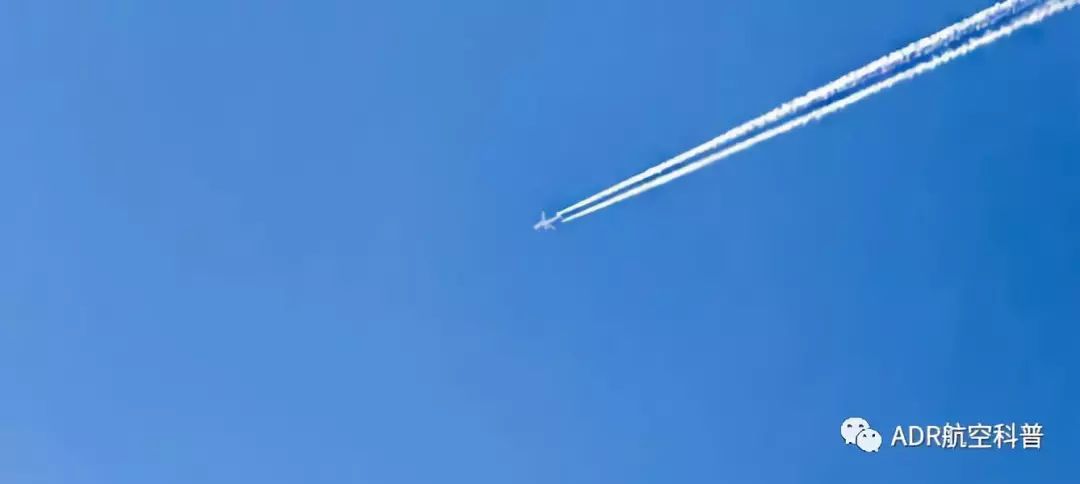 飞机飞过天上为什么会留下痕迹,为什么飞机飞过天空中有白色轨迹