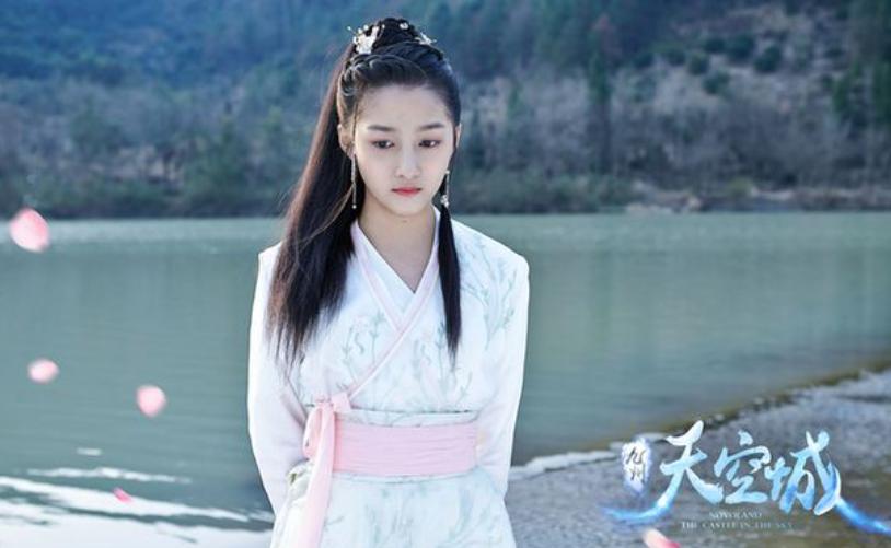 关晓彤王牌对王牌齐刘海发型,关晓彤齐刘海黑长直造型