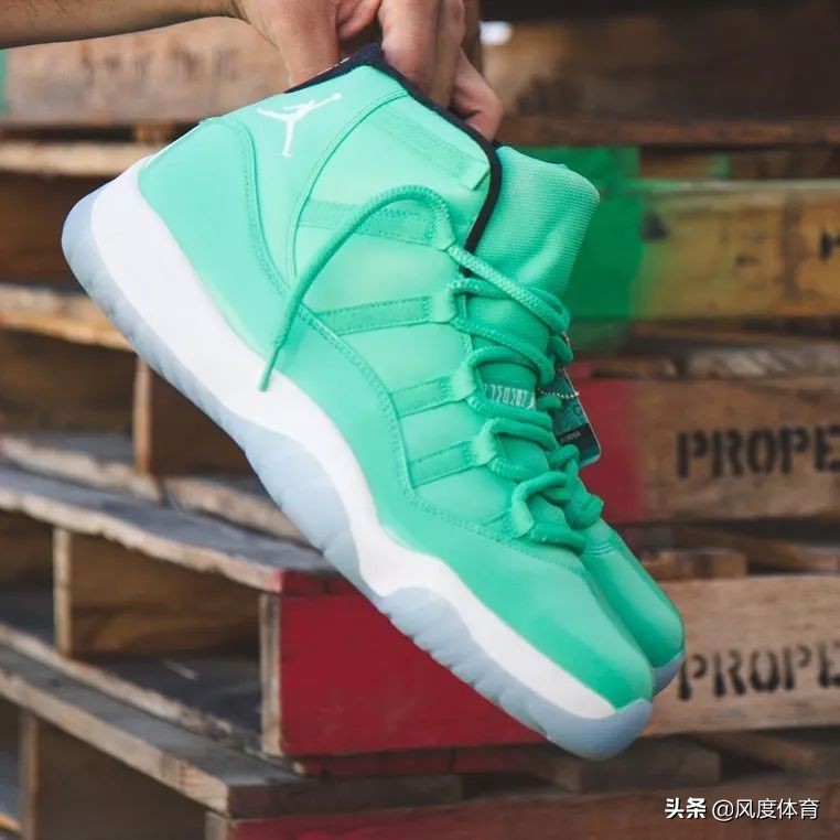 朱一龙惊艳神图氛围感,朱一龙之前春晚的全白色服装图文