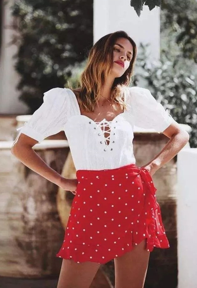 驼背矫正方法女,驼背穿衣服不好看如何改善