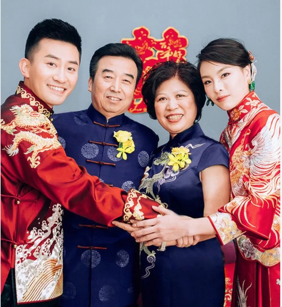 婚礼妈妈穿什么服装比较好看,婚礼上妈妈这样穿气场十足