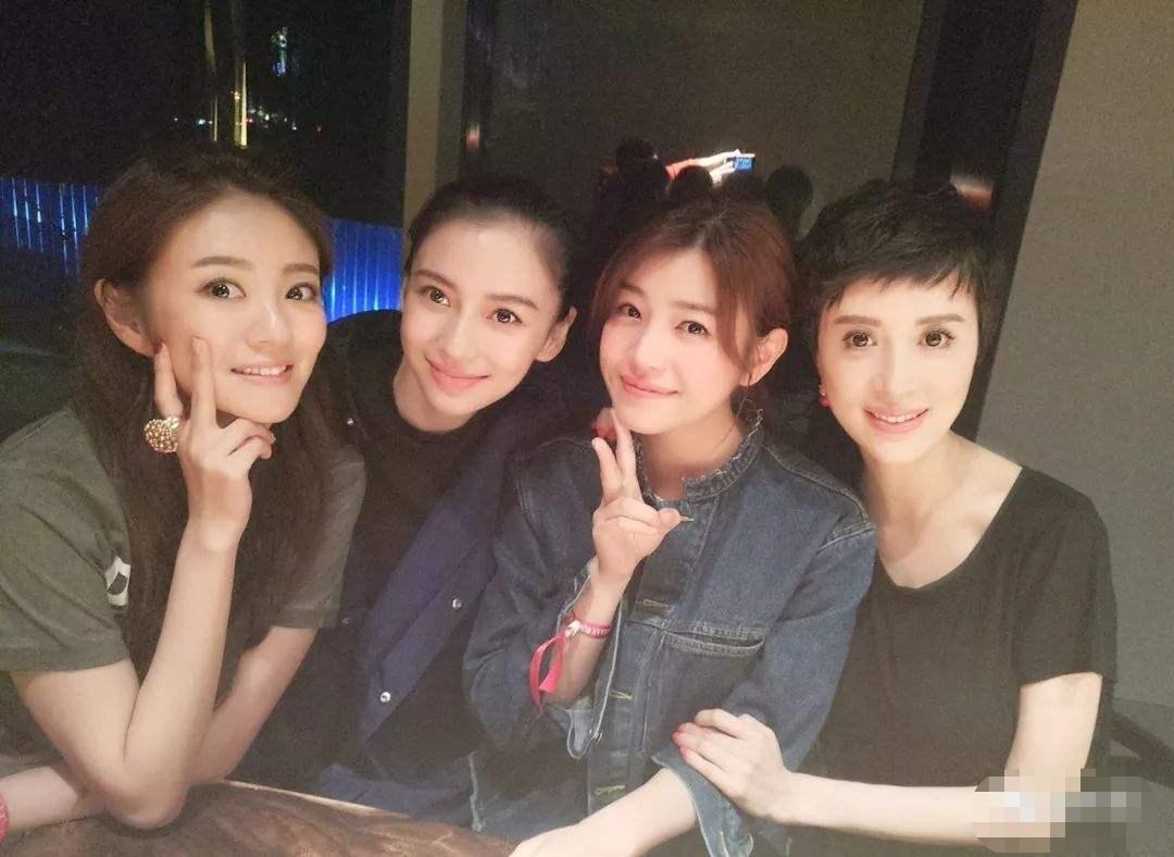 连她都要镶边合影的聚会，来头这么大？