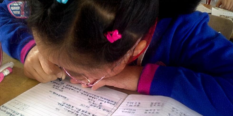 小儿歪头怎么治疗,小孩子面部倾斜怎么改正