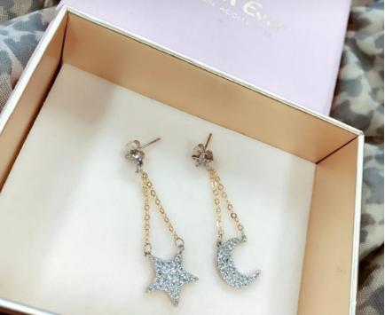 脸型才能决定你戴什么“耳饰”，迪奥小巧精致，香奈儿才经典！