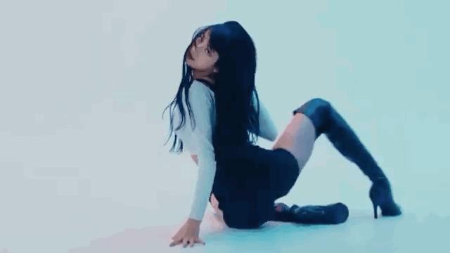 lisa踢腿跳舞视频白长靴,lisa穿搭日常风格秋冬