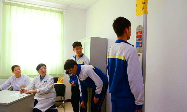 男生身高多少才不算矮,男生身高一般多少才算矮