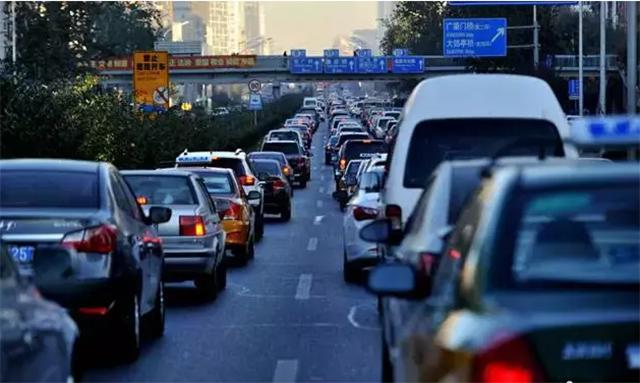 五环外的北京：通勤成难题、孩子的教育难，重压之下的焦虑