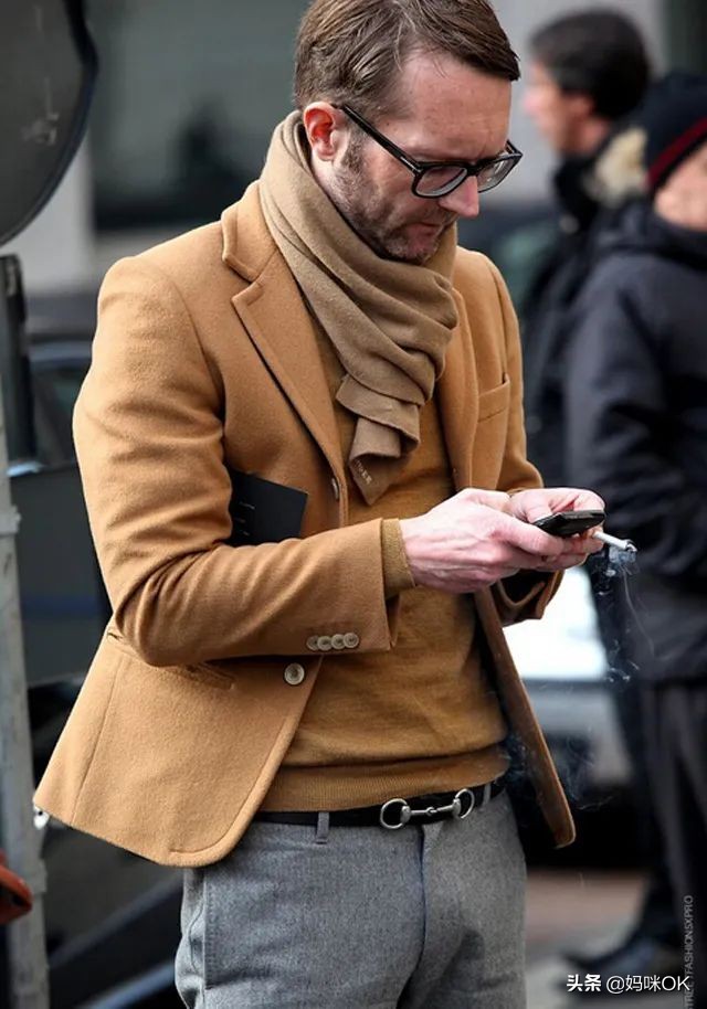 几种很火的围巾的新系法,比较短的围巾系大法