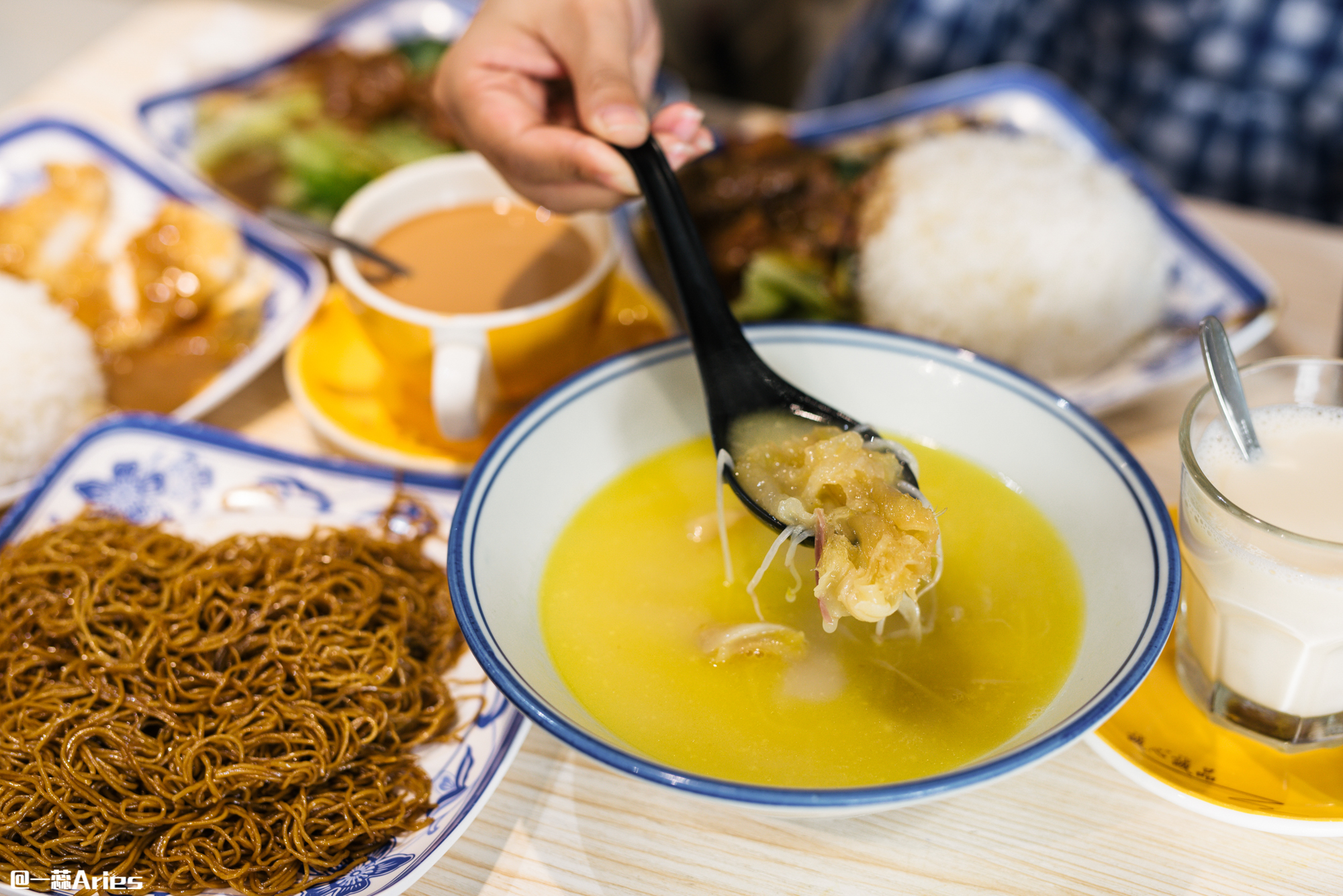 来澳门感受一下紫醉金迷,澳门一天游必去的美食街