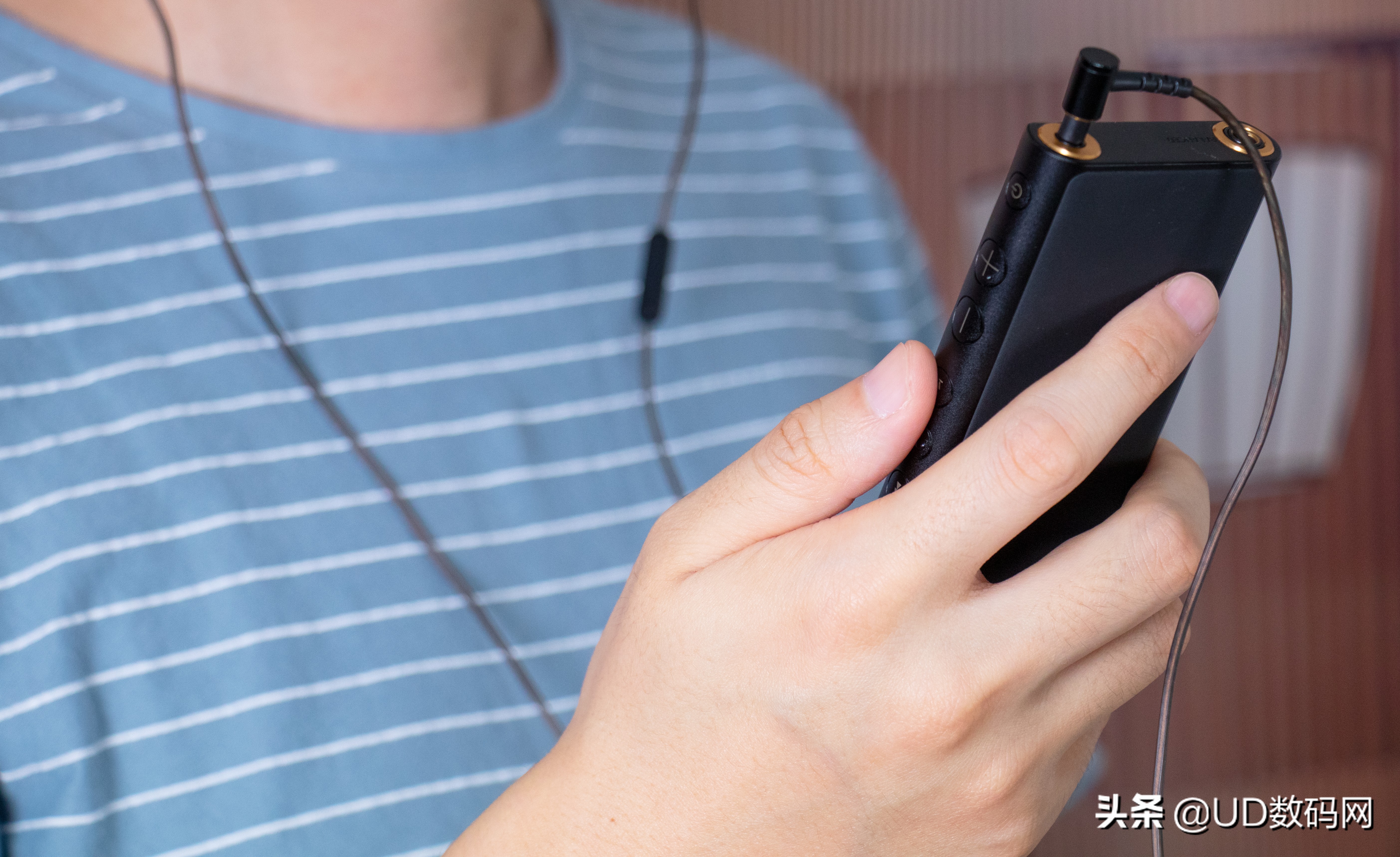 听一首好听的歌曲也是美的享受,听一首好的歌曲能让你的心情愉悦