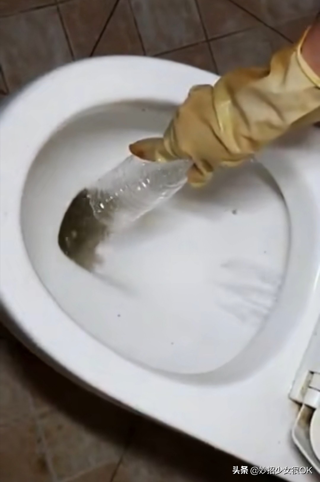 马桶掉进塑料瓶堵了怎么快速通,马桶掉进一个塑料瓶盖堵了怎么办