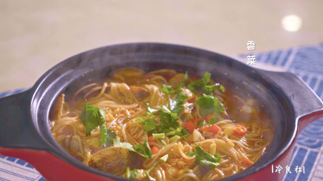 五分钟快手花甲米线，鲜辣爽口，一看就会，在家也轻能轻松搞定