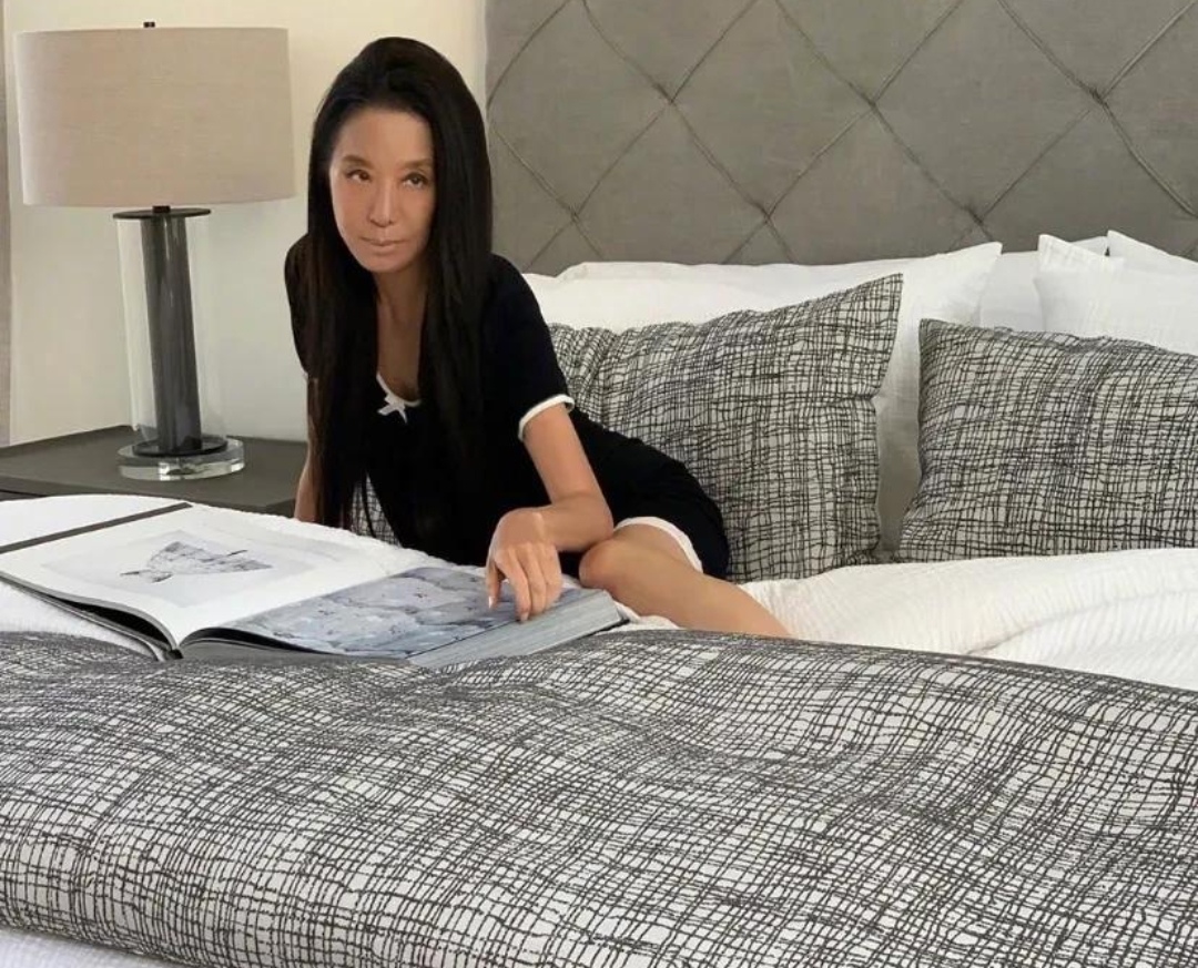 我真服了!70岁王微微有老人脸,但看到这玉女腿少女身材闭嘴了