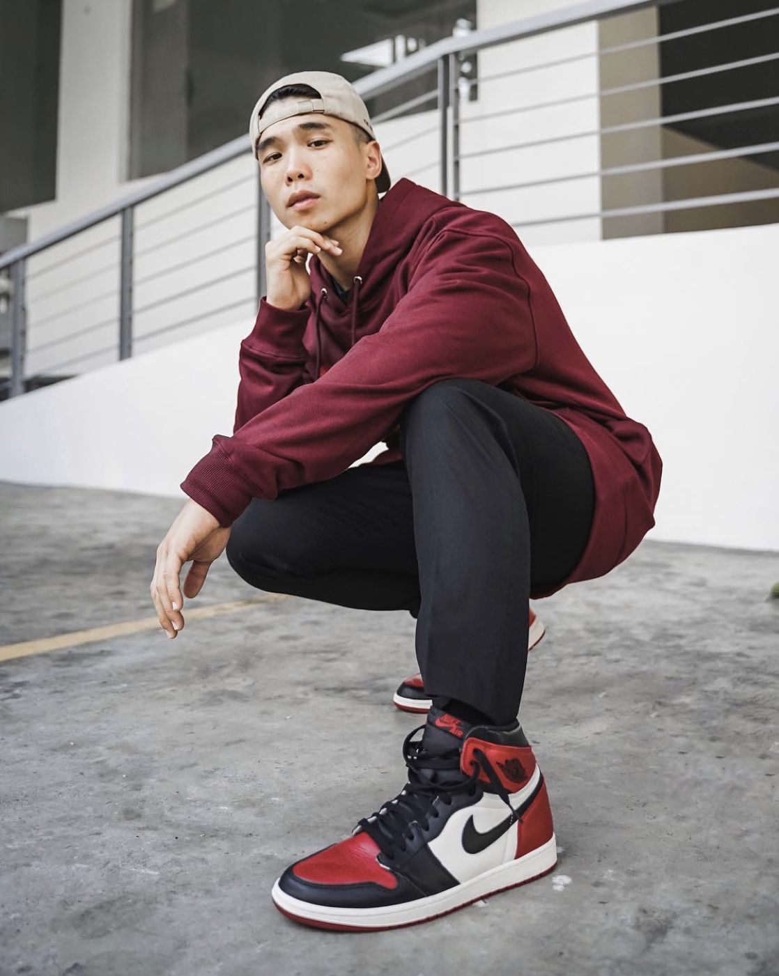 为什么aj1黑紫色是皮革的,为什么aj1有些鞋的底色是黄的