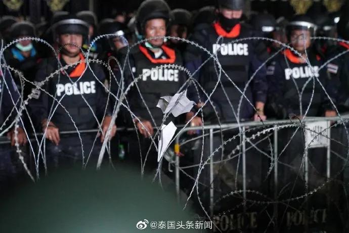 泰国皇家卫队也成为*会集**者的*威示**目标了