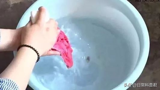 白色裤有污垢怎么洗干净,新买的内裤怎么洗干净