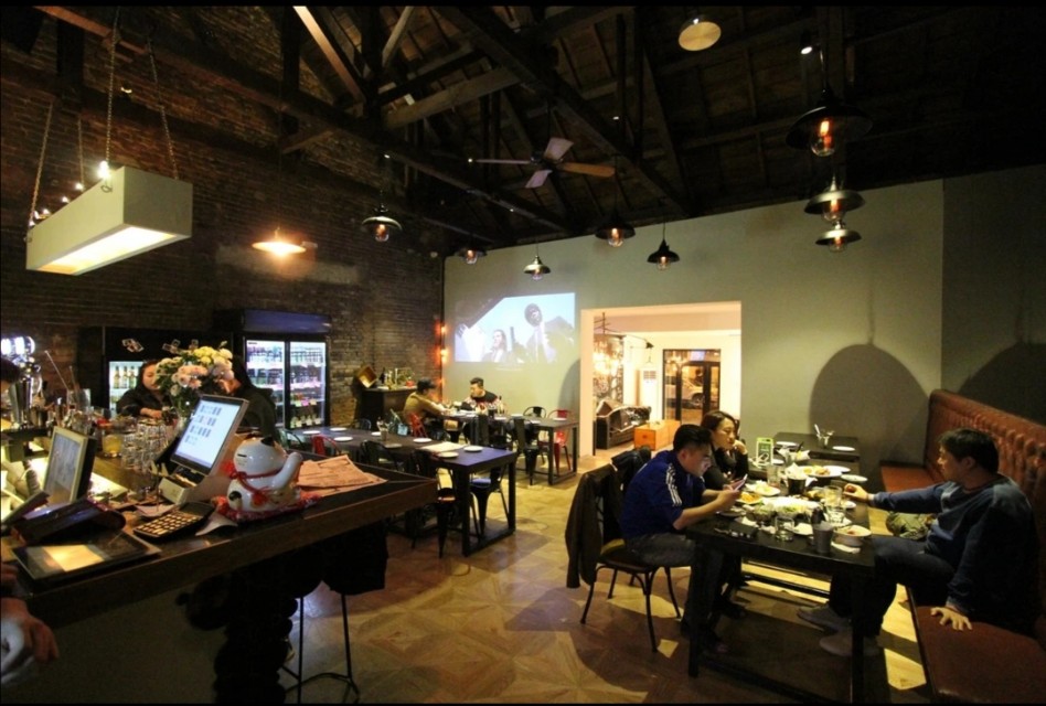 城市里的许多书都藏在青年旅社里