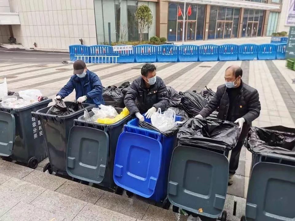 方舱医院医护防护服,医务人员掀开疫情期间防毒面具