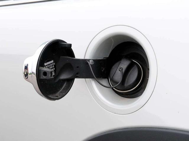 油箱打开有气冲出怎么解决,油箱打开盖会有气是怎么回事