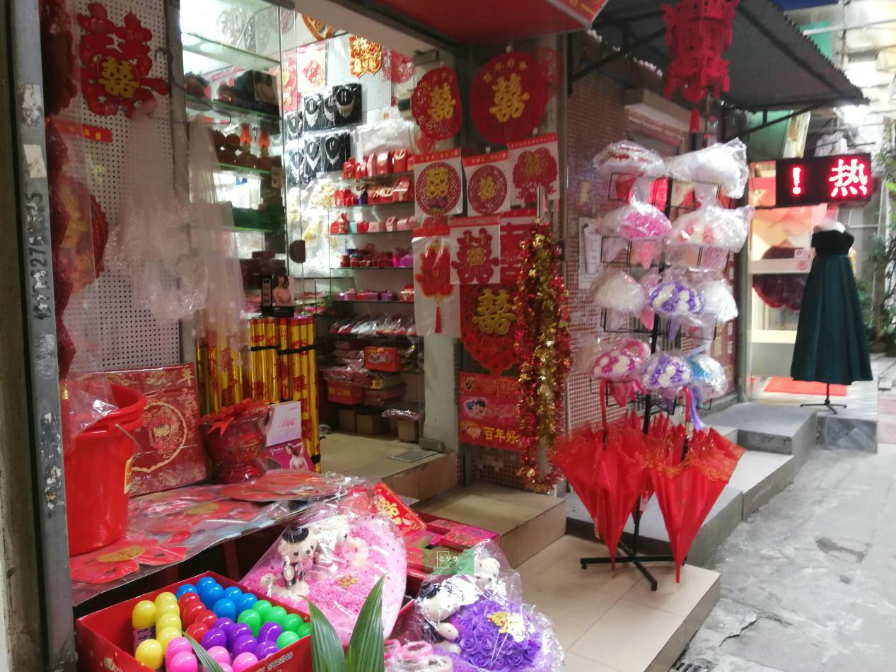 广有一条贩卖幸福的街,每天来这里的人,99%都是办喜事的