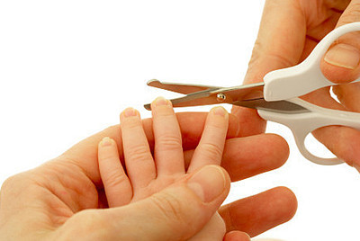 给宝宝修剪指甲正确的方法,用指甲剪给宝宝修指甲的危害