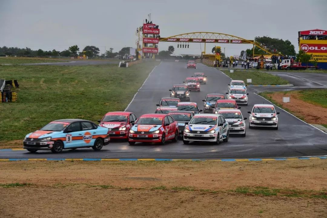 这里是街道飙车的天堂，要想当车神先得过这一关