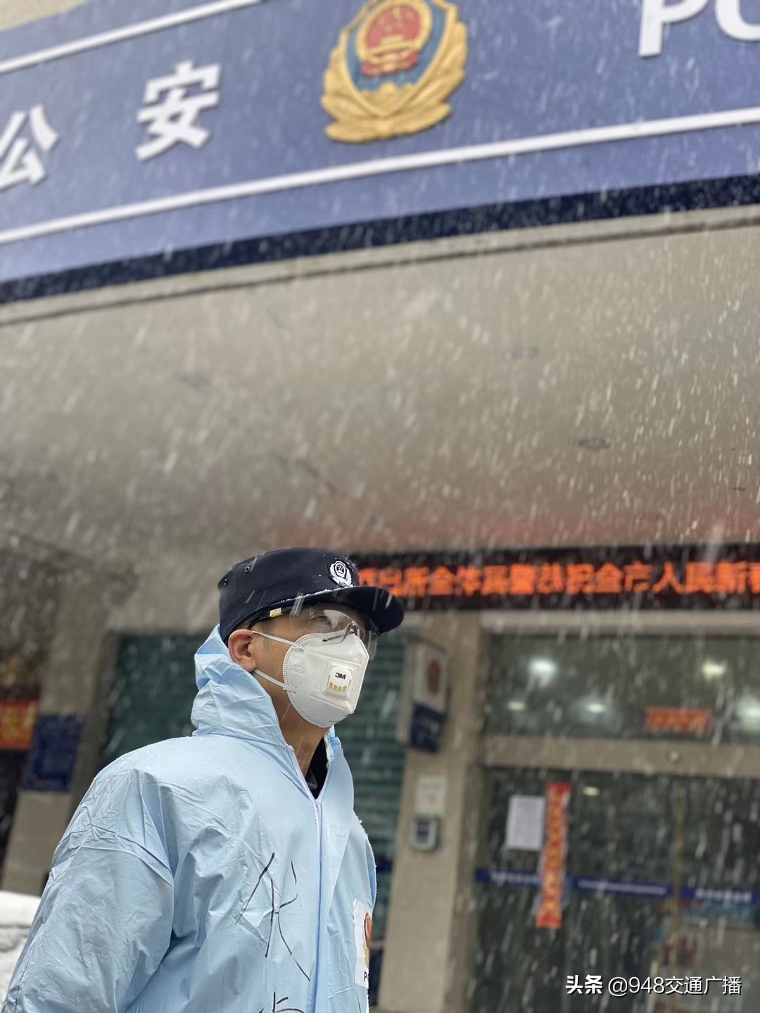 防护服简单涂鸦绘画,防护服背后写字致敬