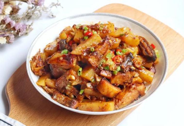 咸鱼也能大翻身,咸鱼可以烧土豆吗