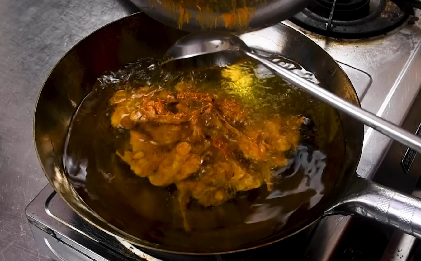 地摊鸡叉骨的炸制方法,正宗酥脆鸡叉骨制作教程