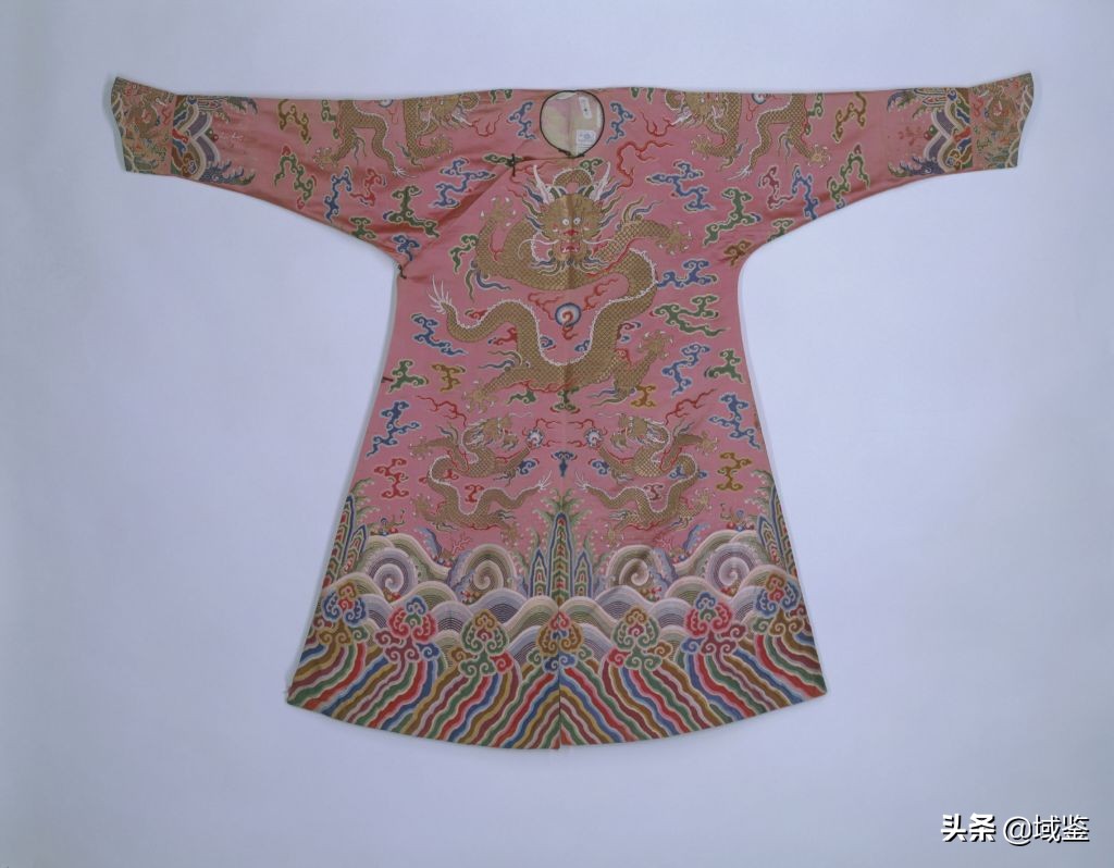 动辄数十万的京剧戏服，写满了中国故事