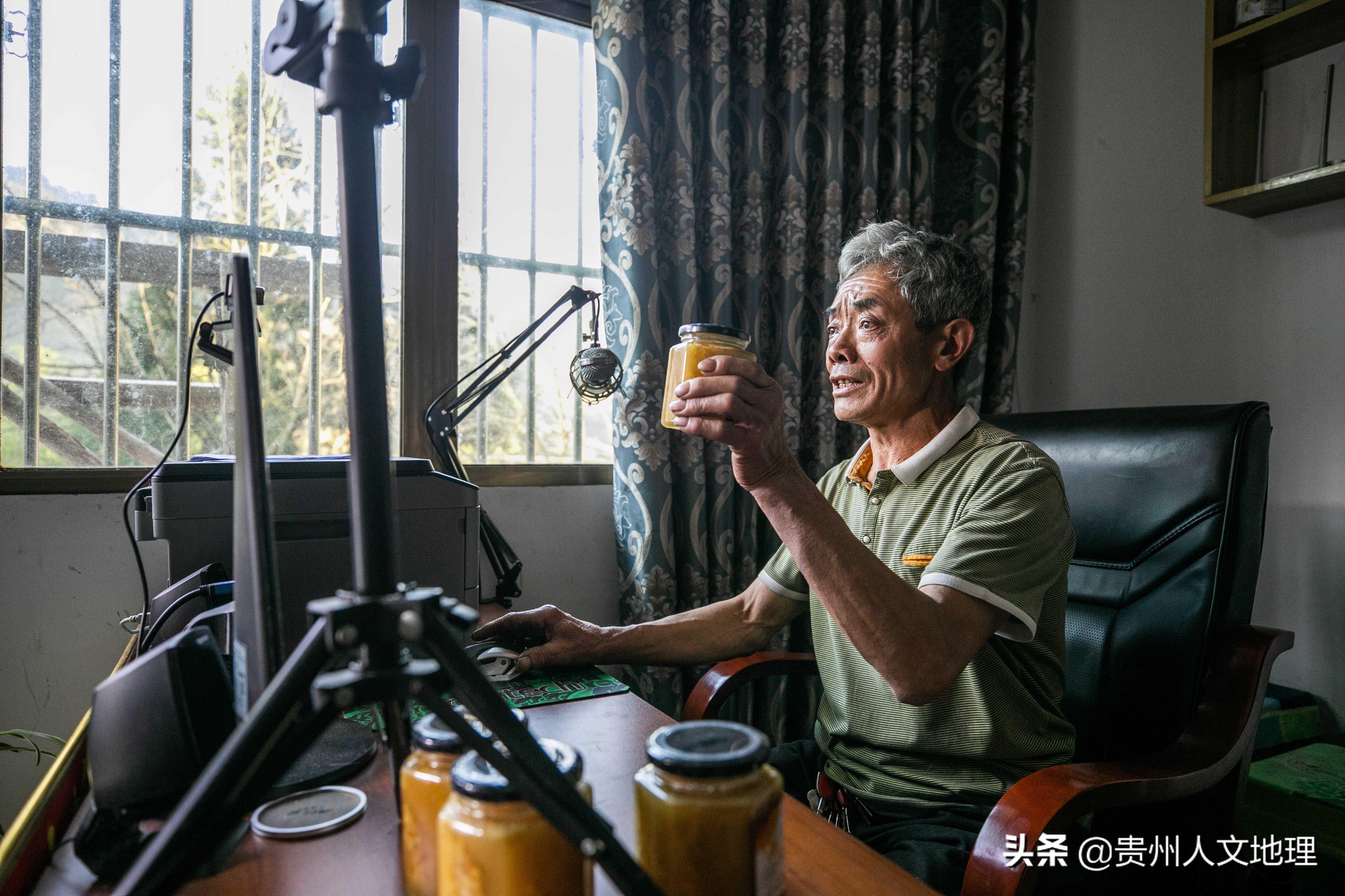 六旬老翁学养蜂网络直播卖蜂蜜年入近40万,取名小龙女