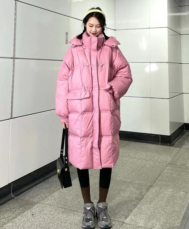 长羽绒服鲨鱼裤的穿搭,长款羽绒服鲨鱼裤冬季穿搭