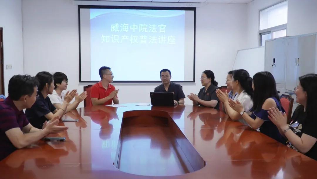 阿迪达斯商标侵权案例,adidas争议广告图片