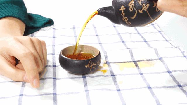 为啥别人倒茶要敲茶杯一下,为什么别人倒酒倒茶要敲两下