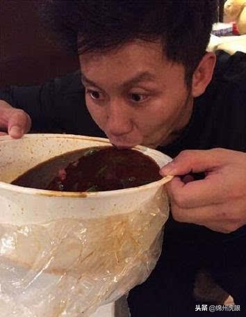 他要我一碗饺子骗汤喝，还要我补他12元