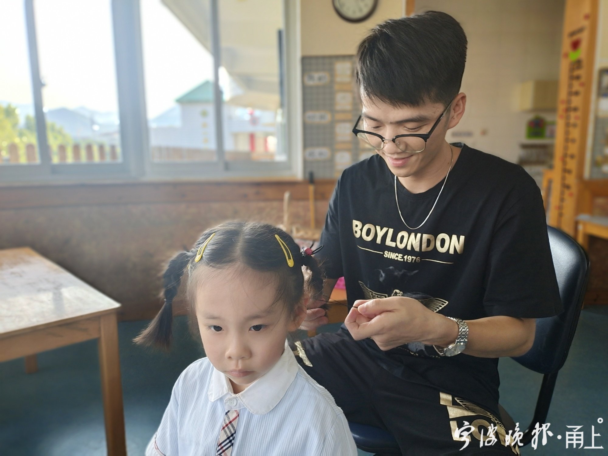 感动！宁波象山一幼儿园男老师收到31张爱意满满的特别贺卡