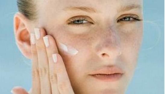 人为什么会长雀斑黄褐斑,熬夜会长雀斑吗